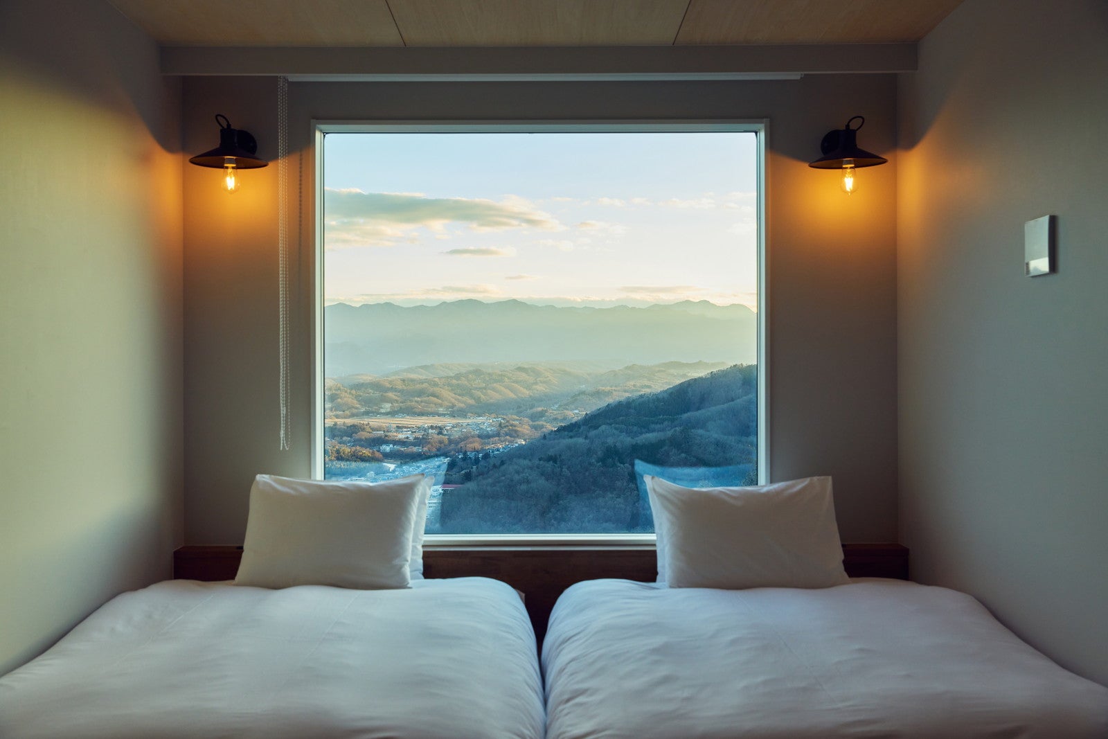 埼玉・秩父の自然を一望する一棟貸しコテージ「kieto」愛犬同伴可の客室、プールやサウナも完備