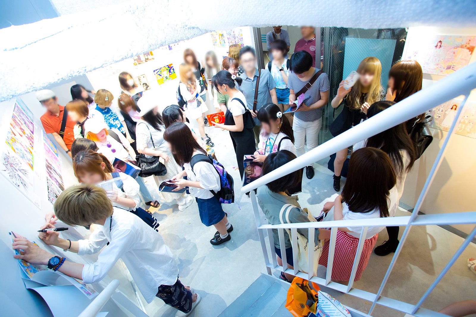 前回開催の「百人百色展」より（提供写真）