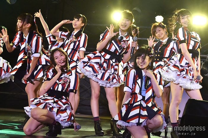 山本彩(前列右)とNMB48を牽引してきた渡辺美優紀(前列左)/(C)モデルプレス