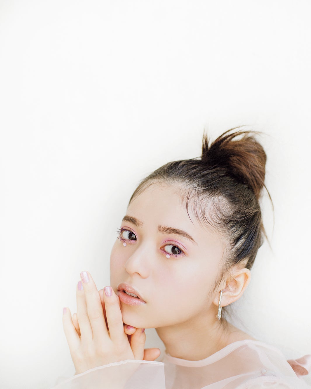 乃木坂46齋藤飛鳥、“紫”ワントーンメイクで魅了 「sweet」で新連載スタート