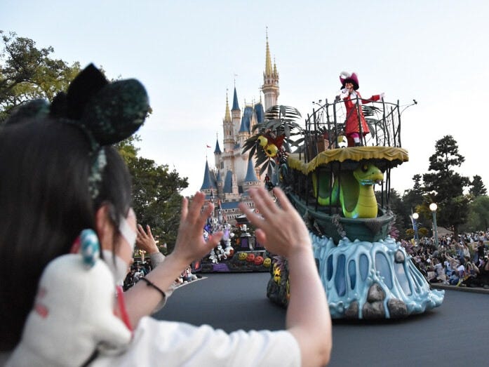 続いて『ピーター・パン』のキャプテン・フックが登場