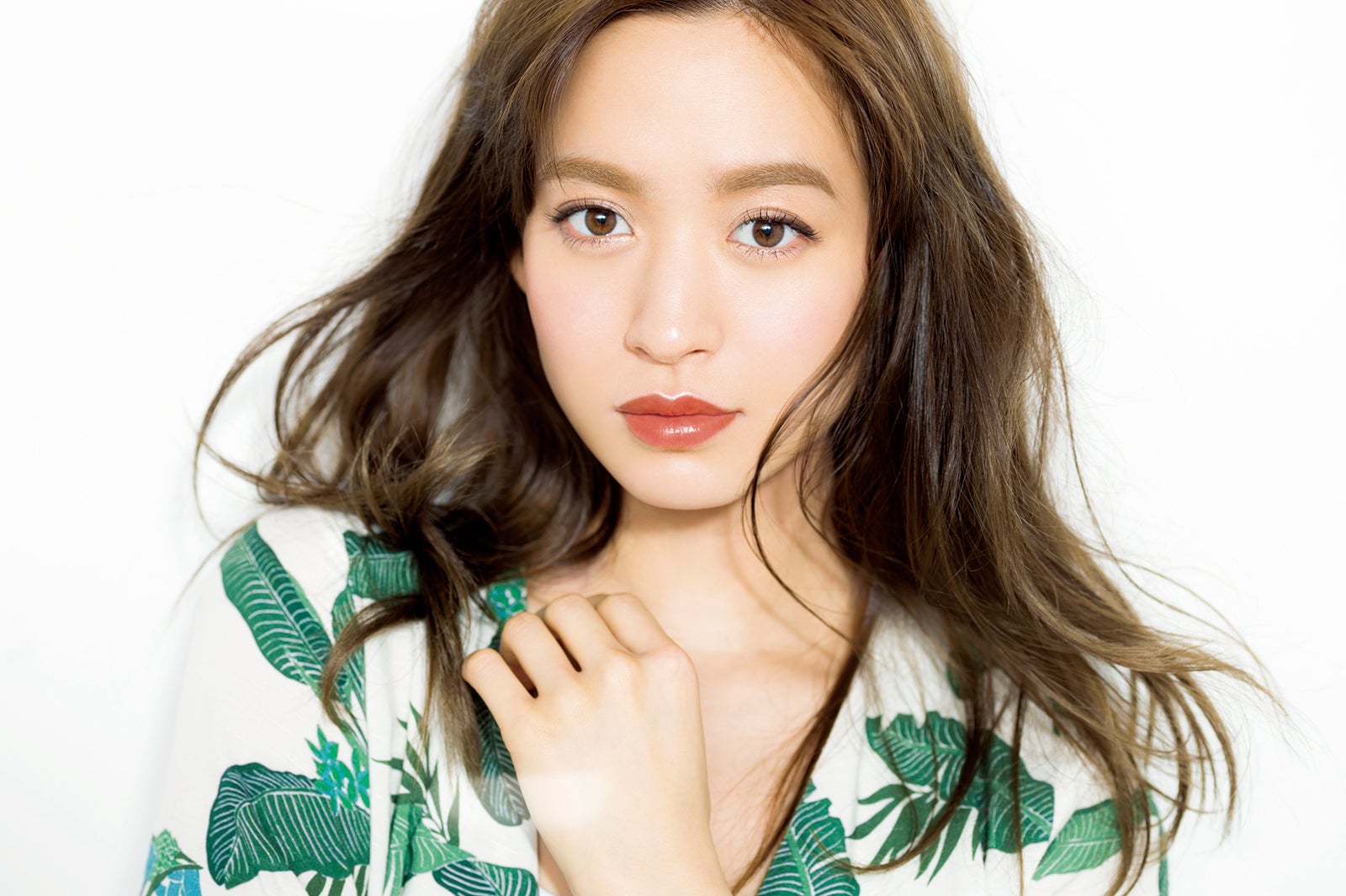 使用色「インテグレート ニュアンスアイブローマスカラ BR774 ミルクブラウン」「インテグレート ワイドルックアイズ BE272」（モデル：野崎萌香）／画像提供：主婦の友社