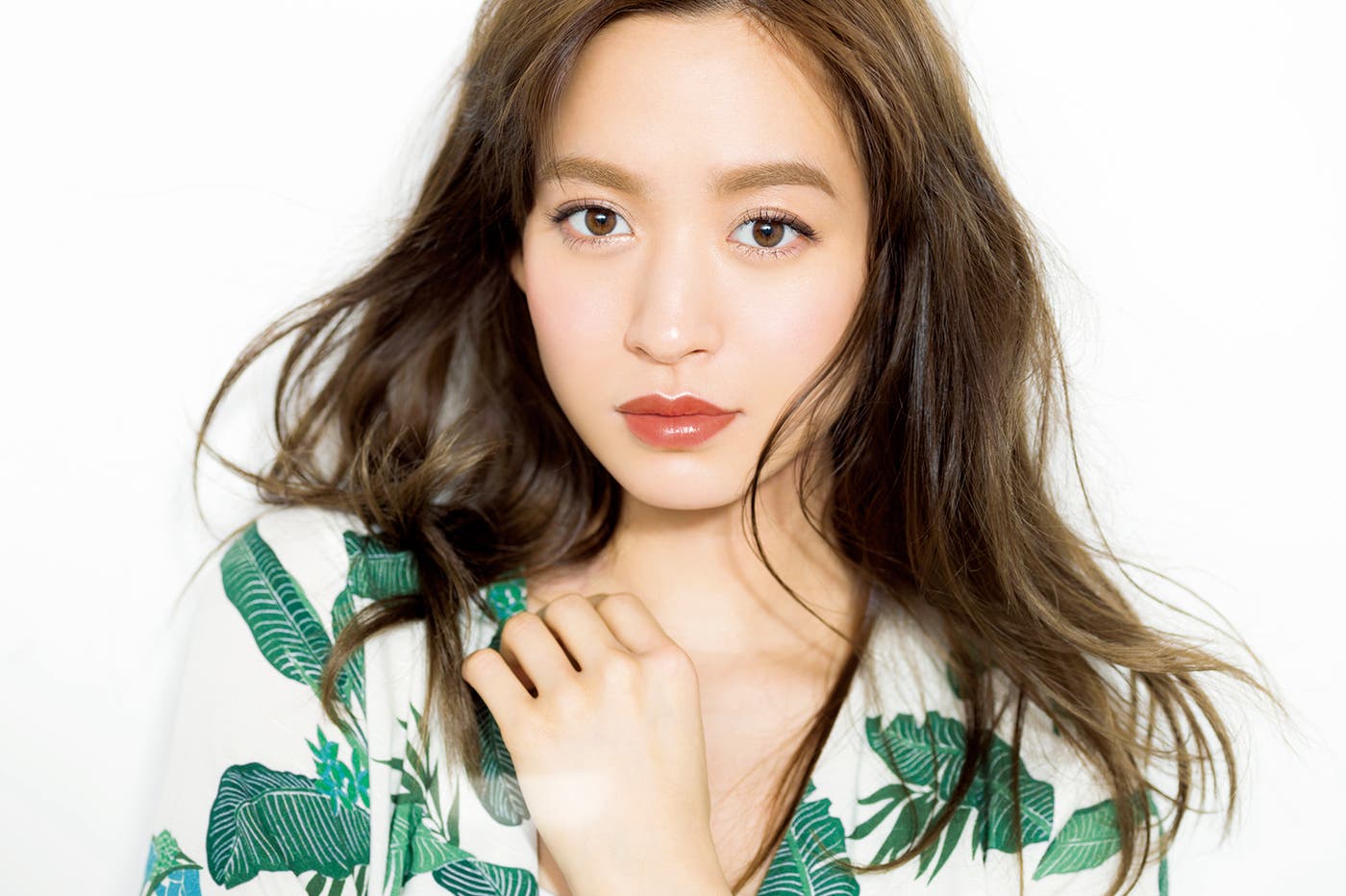 使用色「インテグレート ニュアンスアイブローマスカラ BR774 ミルクブラウン」「インテグレート ワイドルックアイズ BE272」(モデル:野崎萌香)/画像提供:主婦の友社