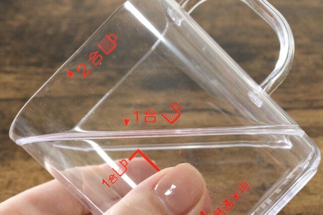 ダイソーのライスカップ2合はカップ半分で1合を量れる