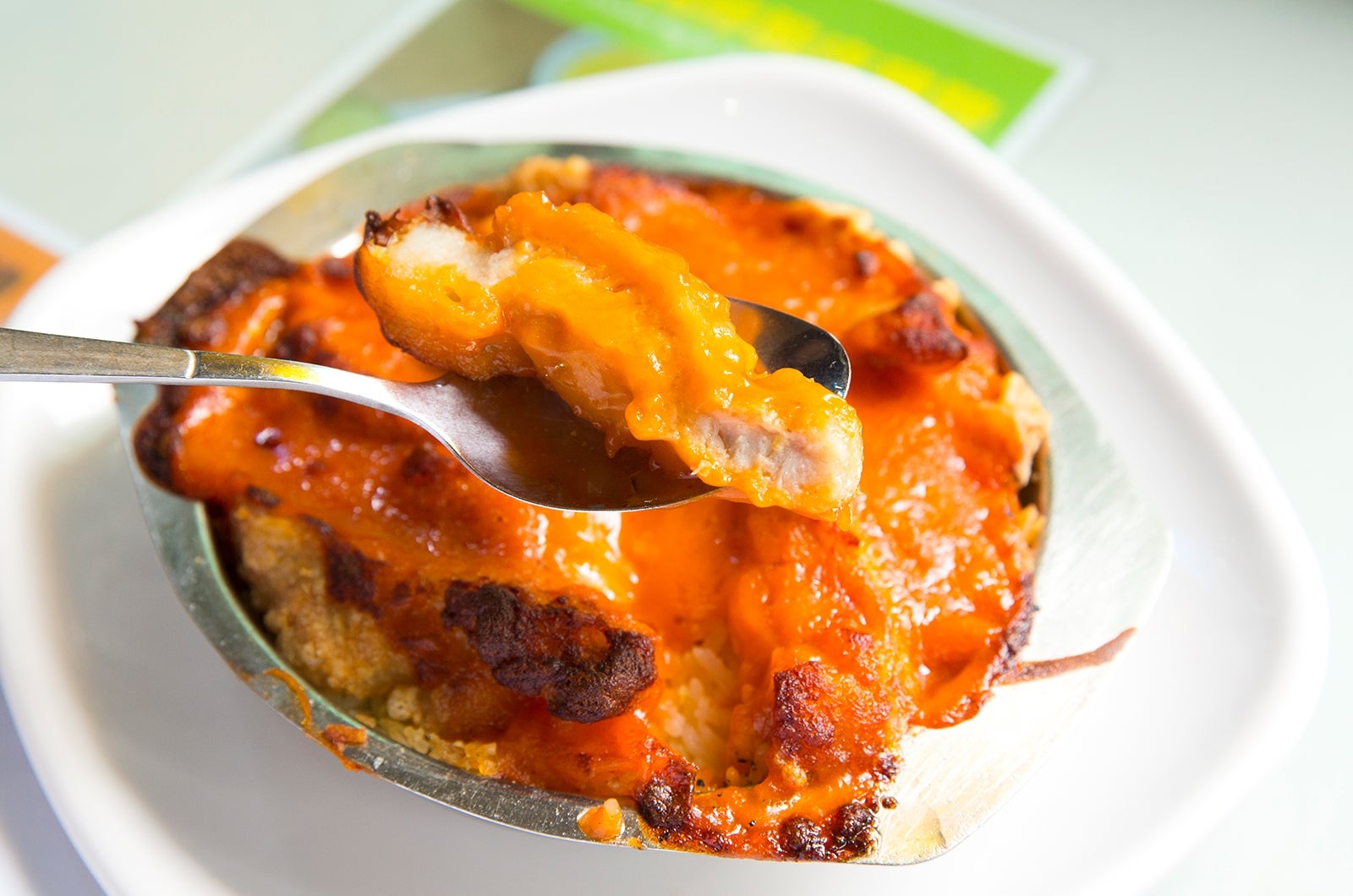 僴豬䓻飯飯（ベークド・ポークチョップ・ライス）／画像提供：香港政府観光局