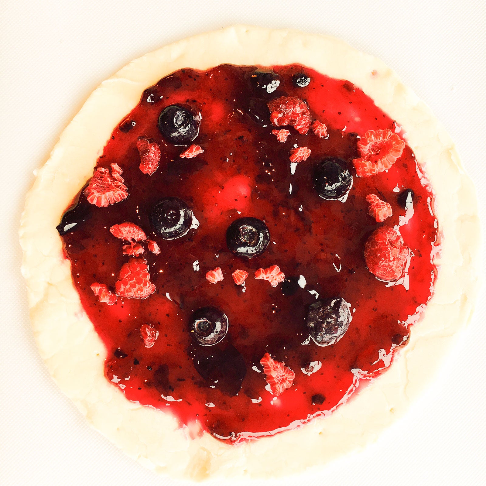 手順2：１枚のパイシートにブルーベリージャムを塗り広げる／画像提供：柏原歩