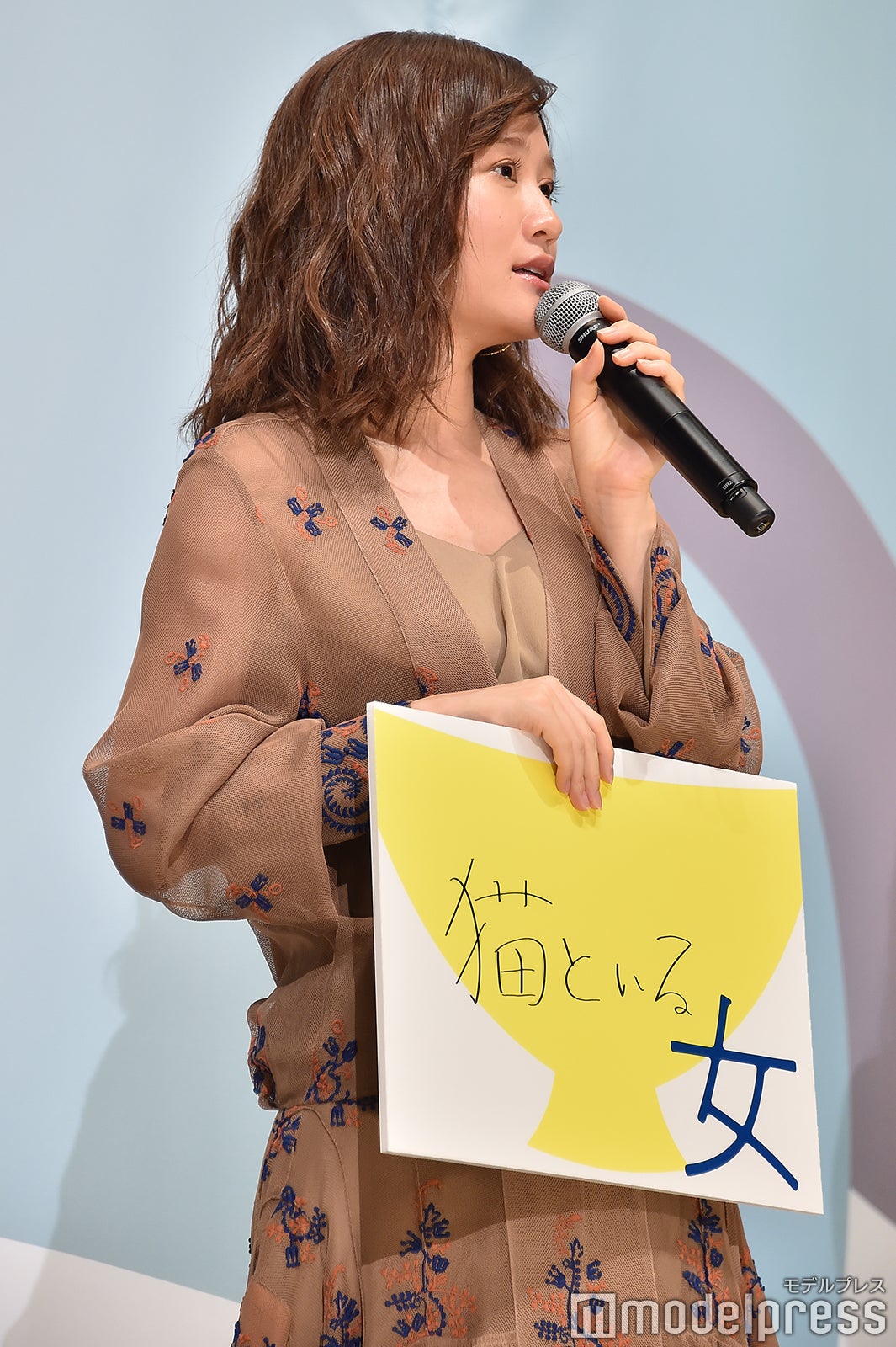 “猫といる女”前田敦子 （C）モデルプレス
