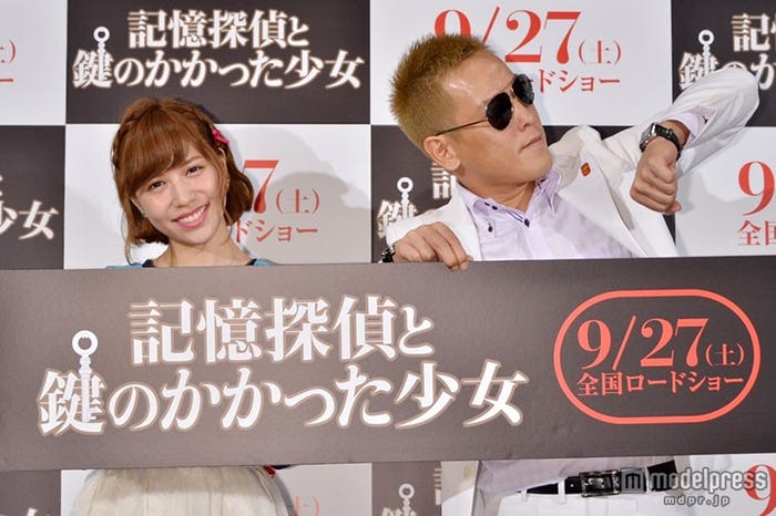 河西智美(左)とじゅんいちダビッドソン(右)