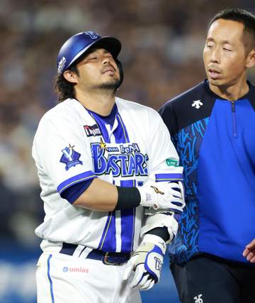 DeNA・宮崎が死球受け緊急交代 アクシデントに横浜スタジアムが騒然
