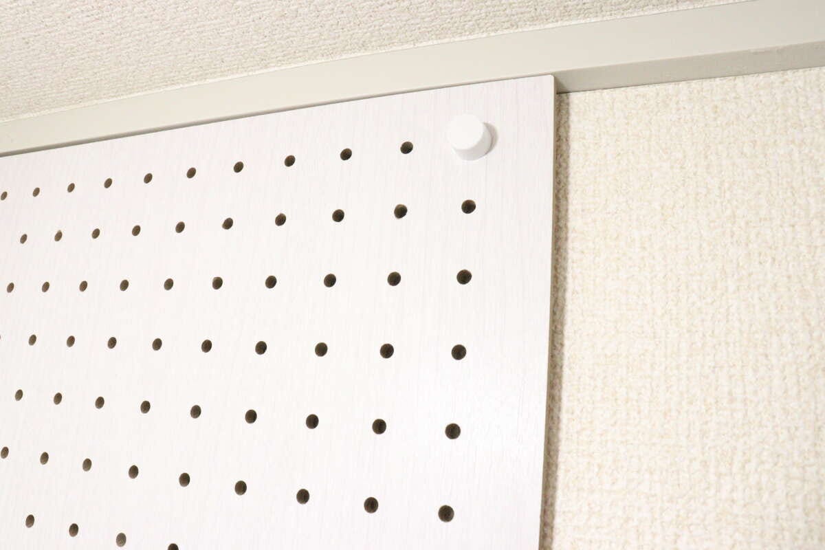 ダイソーの壁面に取り付けできるネジ型ピンで有孔ボードを設置した様子