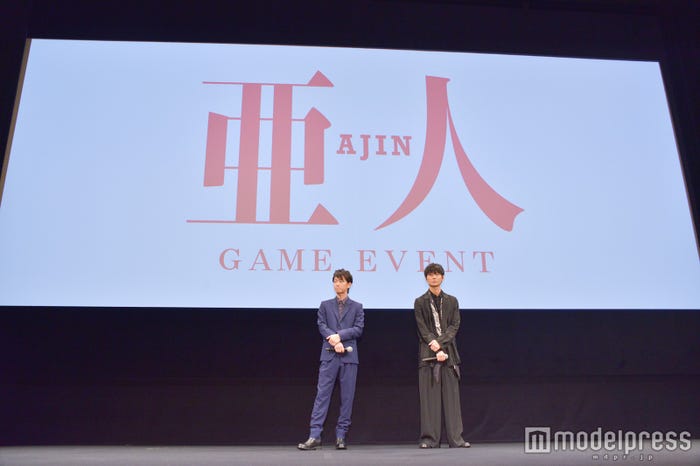 ファンの投票を確認するために正常の位置から(C)モデルプレス