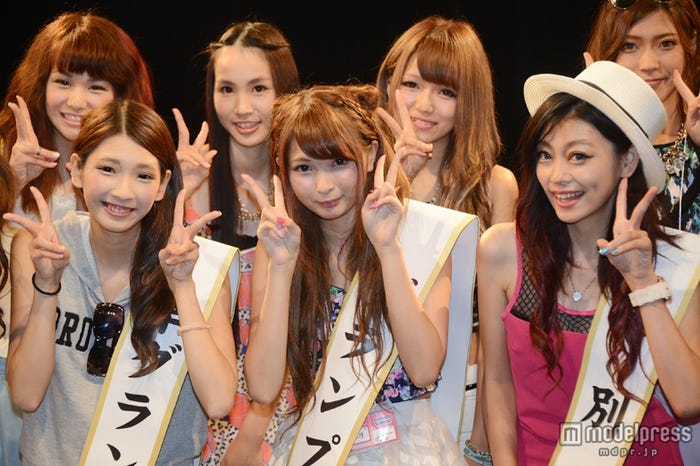 【左から】準グランプリ・やまだかすみさん、グランプリ・よしざわひなのさん、特別賞・あいざわみさきさん(ガールズ部門)