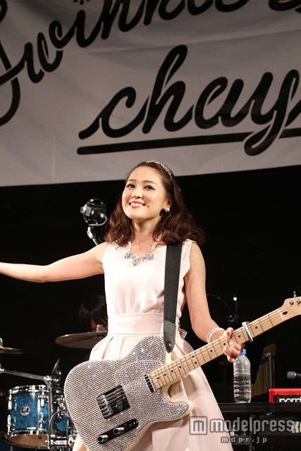 アーティスト・chayとしても活躍する“まいまい”ライブパフォーマンスを披露