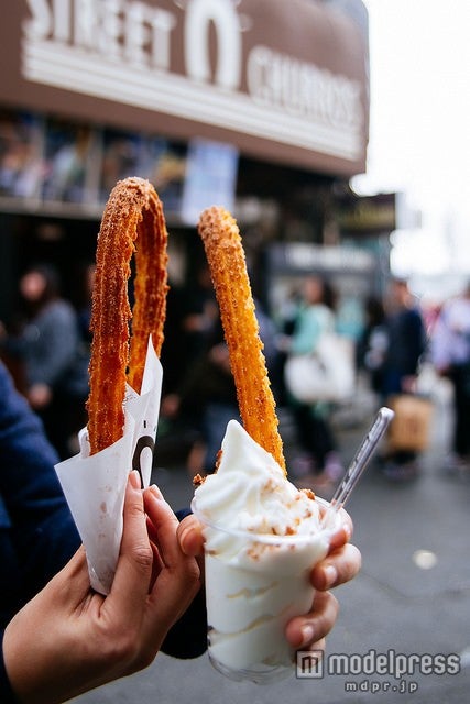 (左から)チュロス2,000ウォン(約200円)、アチュセット3,000ウォン(約300円)/photo by Seoul Korea
