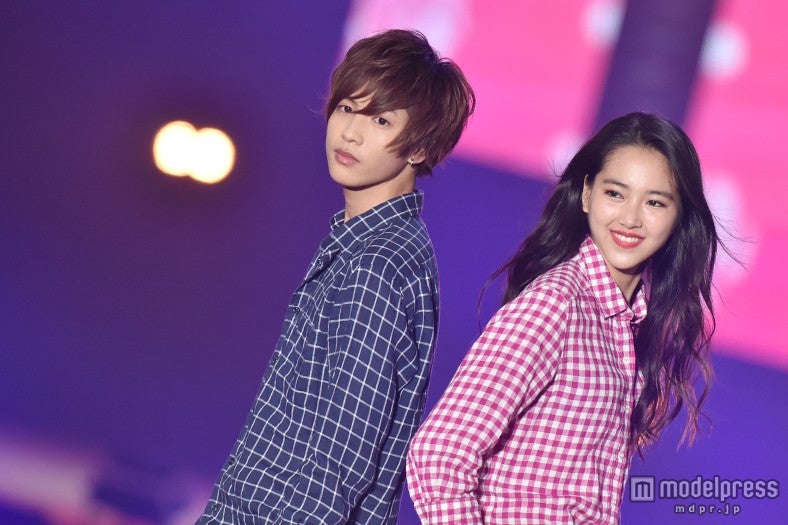 竹富聖花＆志尊淳、ペアルックで爽やかランウェイ　美男美女に会場釘付け＜GirlsAward 2015 S／S＞