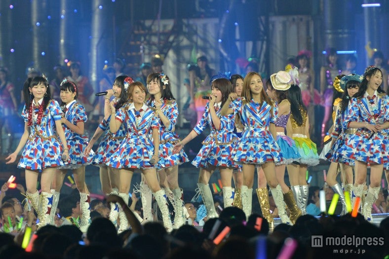 画像28/35) AKB48、サプライズ発表で歓喜 裏方スタッフ参加のダンスで 