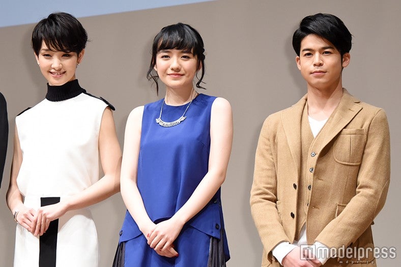左から：剛力彩芽、小島藤子、菅谷哲也（C）モデルプレス