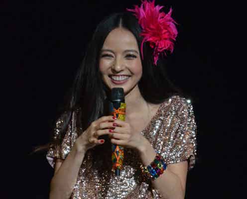 ベッキー、キラキラミニワンピで熱唱 ハッピーライブに女子総立ち