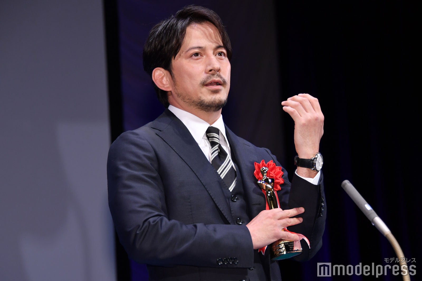 中井貴一から“高倉健さんの腕時計”を受け継いだ岡田准一（C）モデルプレス