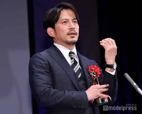 岡田准一、中井貴一から“高倉健さんの腕時計”受け継ぐ「落ち込んでいる時期だったので救われた」初の特別主演男優賞<第32回日本映画批評家大賞>