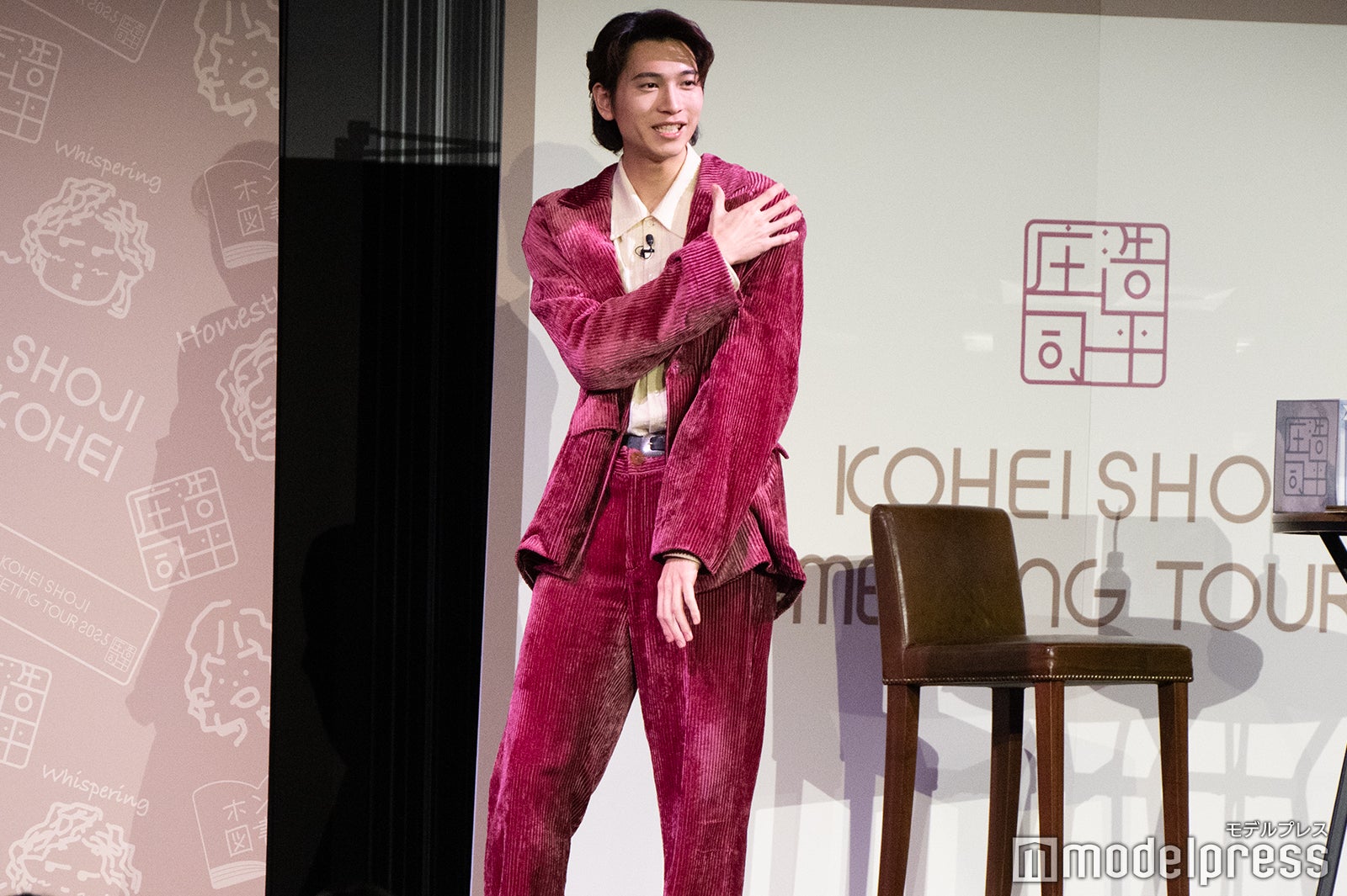 アルバイト時代お客さんの肩にワインをこぼした出来事を再現する庄司浩平（C）モデルプレス