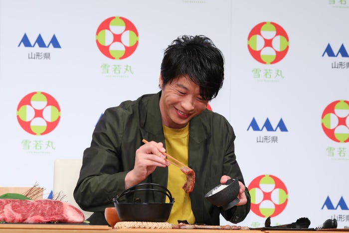 ⼭形⽜ステーキとお米を実食する田中圭(提供写真)