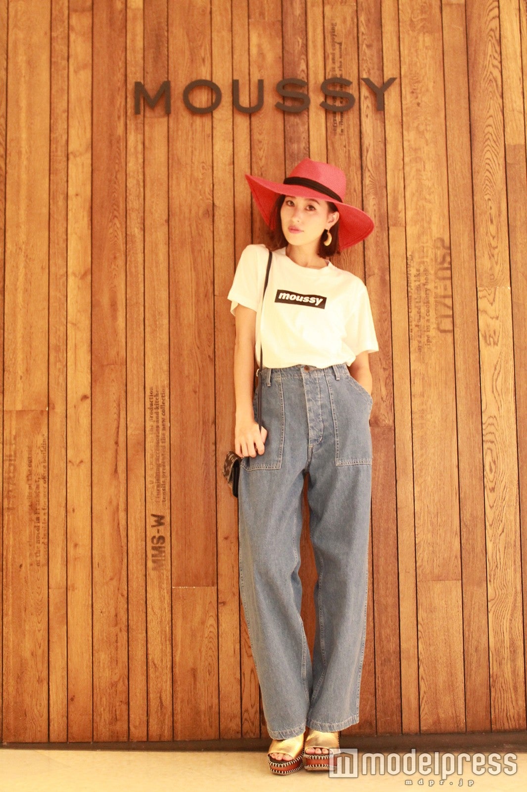 今季の「MOUSSY」イチオシコーディネートを着こなし／山本優希