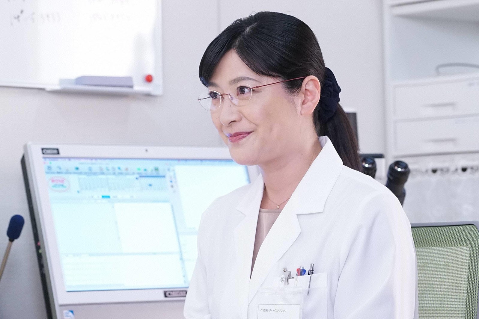 伊藤かずえ／「隣の家族は青く見える」第9話より（C）フジテレビ