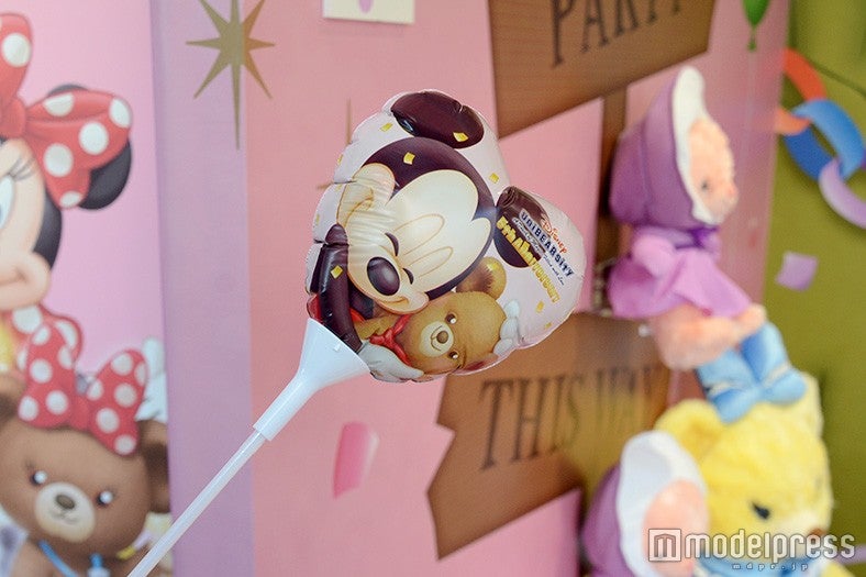 プレゼントのバルーン（C）モデルプレス／（C）Disney