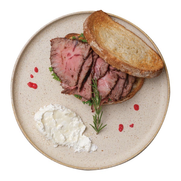 炭火ローストビーフサンド1日数量限定　￥2,200（税込）／アンドヨーグルト／提供画像