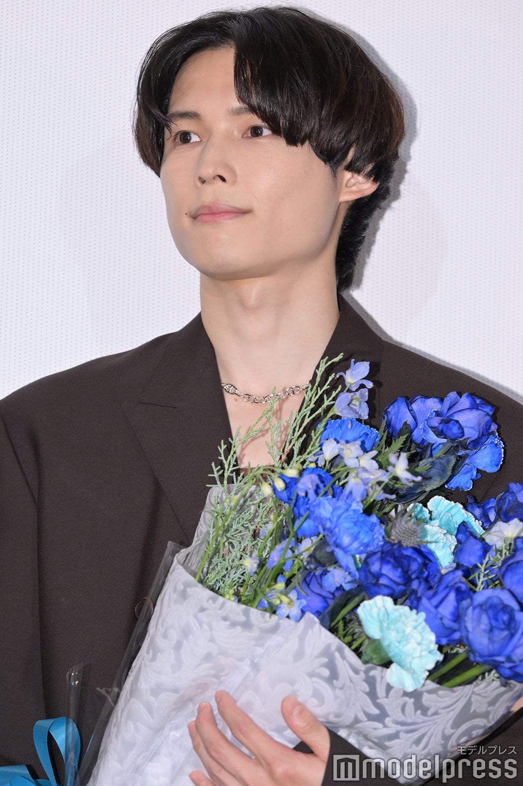 青いバラを贈呈された松村北斗（C）モデルプレス