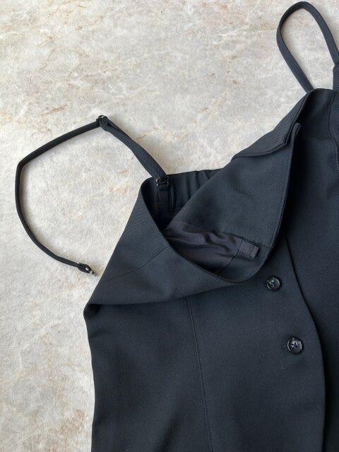 肩のストラップは長さ調整や付け外しもできる