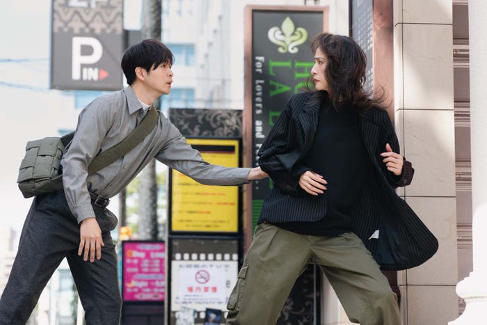 松下洸平、天海祐希「合理的にあり得ない~探偵・上水流涼子の解明~」第9話より(C)カンテレ