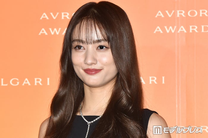 谷まりあ、デコルテ輝くキャミドレス姿 ドレスアップショットに「華やかでエレガント」「絵になる」と反響