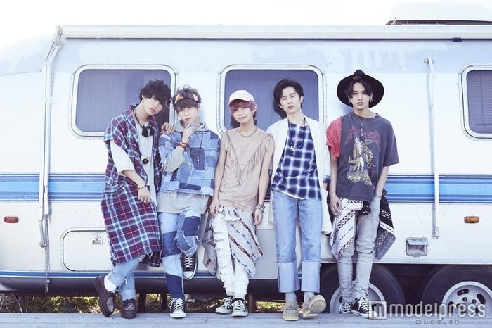 XOX(左から)志村禎雄、木津つばさ、とまん、田中理来、バトシン