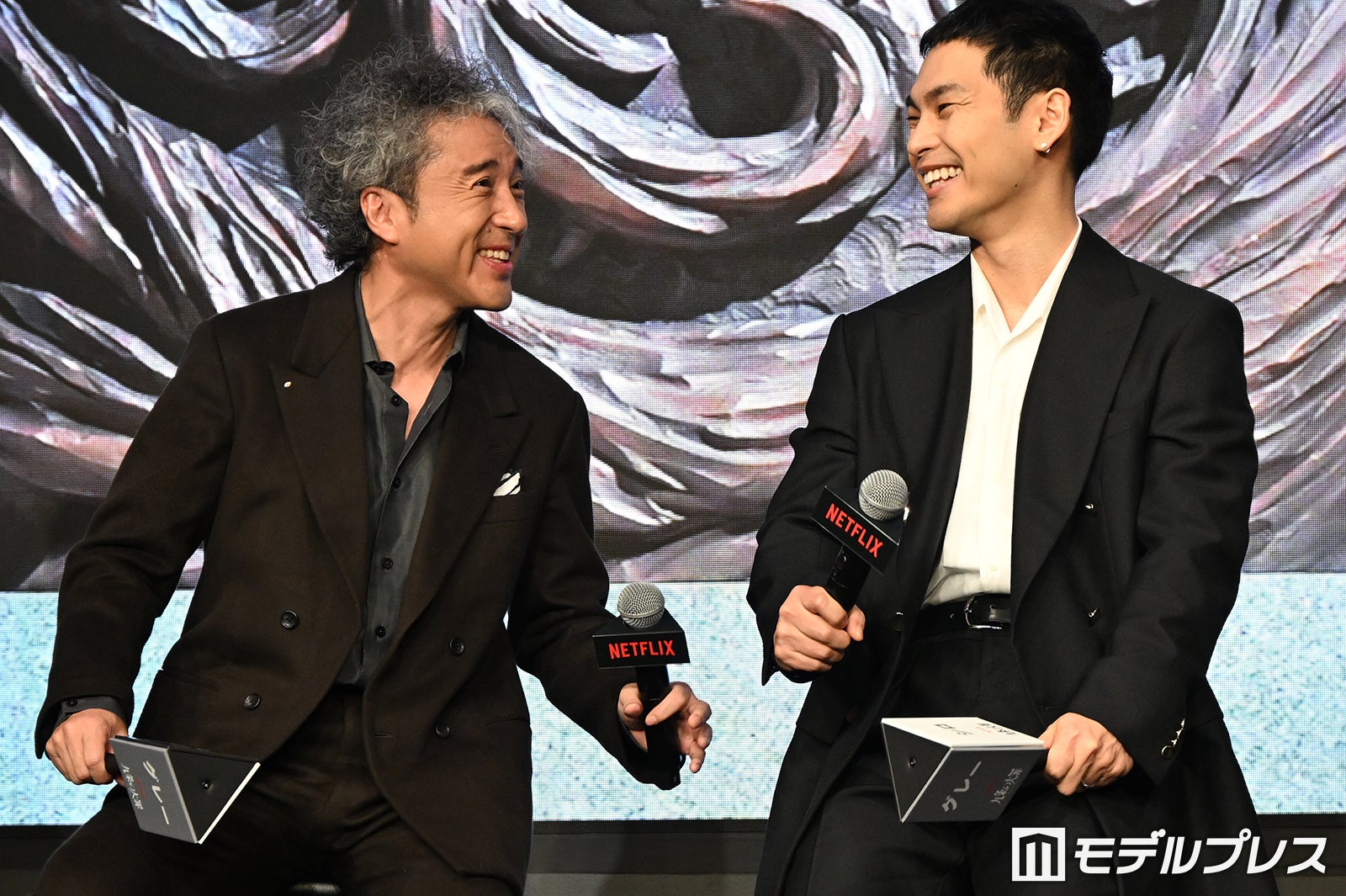 トークセッションが終わってしまい笑い合うムロツヨシ、柳楽優弥（C）モデルプレス