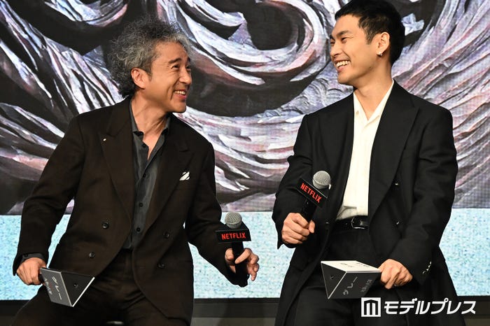 トークセッションが終わってしまい笑い合うムロツヨシ、柳楽優弥(C)モデルプレス