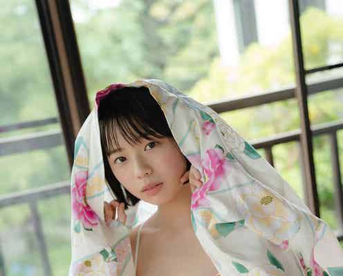 「ミスマガジン2020」菊地姫奈、花柄水着姿でふんわりバスト披露