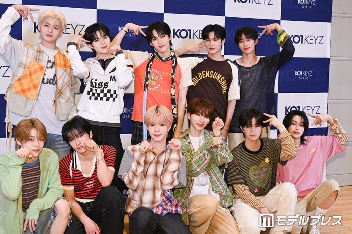 KO1KEYZ(後列)RYUJI、ISSA、SHINHAENG、YURA、RYOGA(前列)TOWA、SIYOUNG、YOSHIKI、DAIKI、KOSUKE、KEITO(C)モデルプレス
