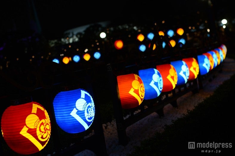 ディズニーランドの夏祭り、幻想的な光に包まれる＜パークレポート＞