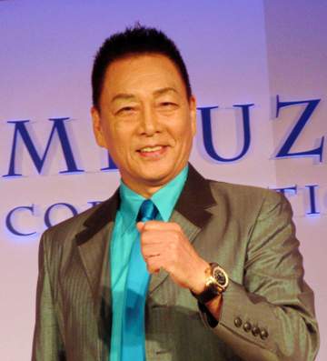 錦野旦も「一瞬わからないくらい精悍に！」バッタリ遭遇の185cm俳優 品川駅で目立つ！妻も俳優「TVごぶさた」「オーラある！」