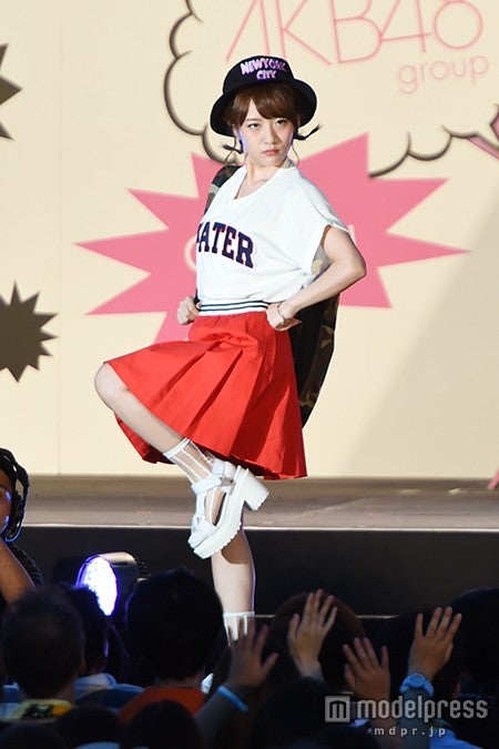 全裸に見えるポーズ／高橋みなみ