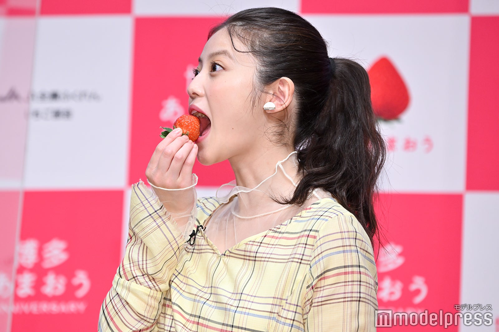 あまおうを大きく口を開けて頬張る今田美桜 （C）モデルプレス