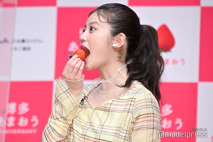あまおうを大きく口を開けて頬張る今田美桜 (C)モデルプレス