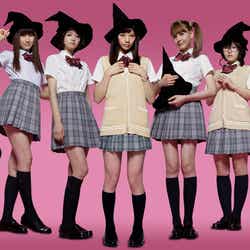 ドラマ「山田くんと7人の魔女」(左から:松井愛莉、大野いと、小林涼子、西内まりや、トリンドル玲奈、美山加恋、小島藤子)(C)フジテレビ