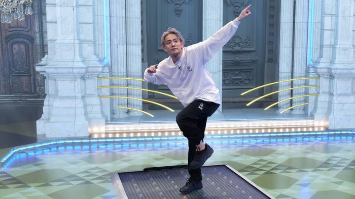 ダンス対決する浦川翔平 (C)フジテレビ