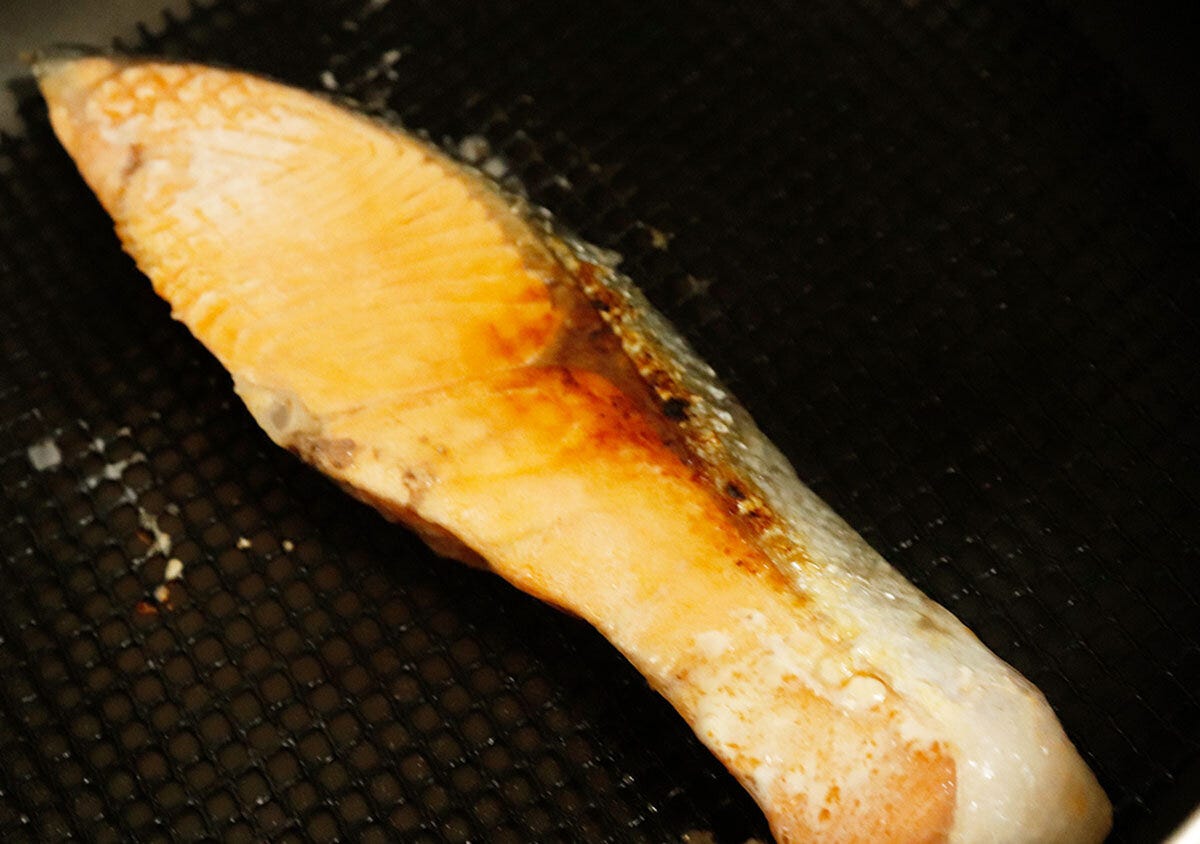 メッシュシートを敷いたフライパンで焦げ付かずに焼き上がった鮭