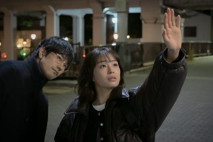 松山ケンイチ、広瀬すず「クジャクのダンス、誰が見た?」(C)TBS