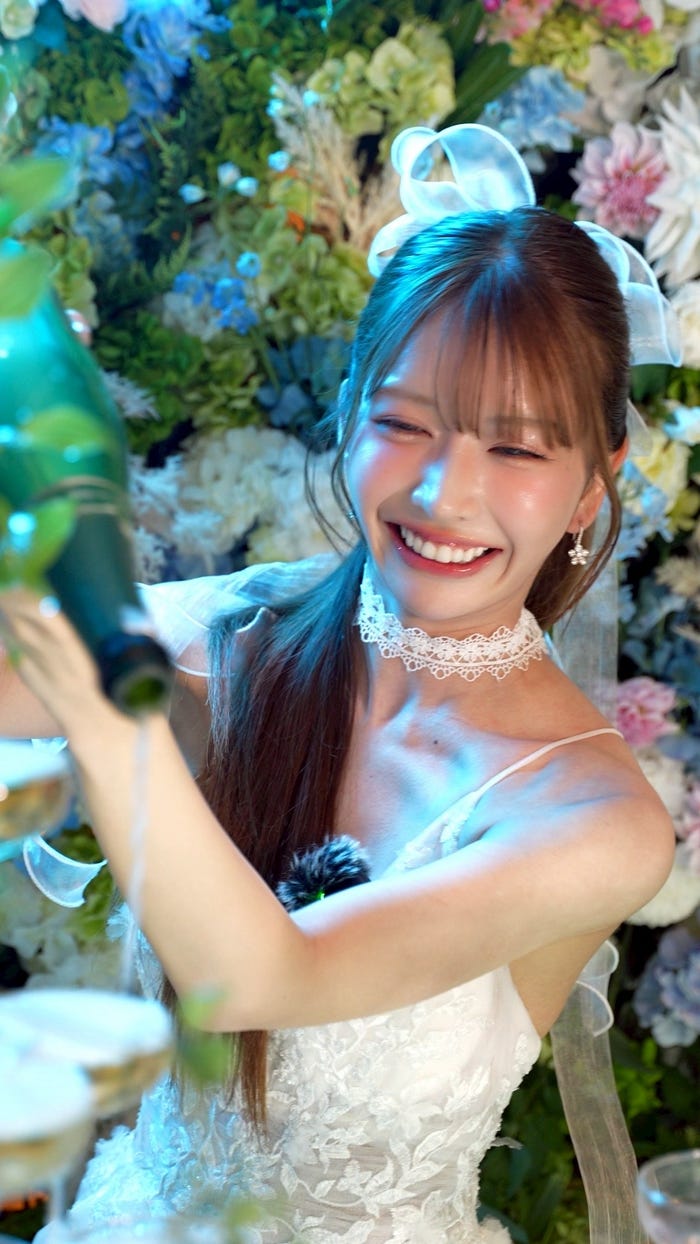 眩しい笑顔を見せる飛鳥(提供写真)