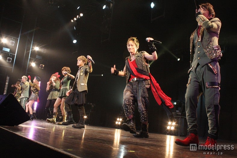 “8人目のメンバー”タマちゃんと共にパフォーマンスを披露するAAA